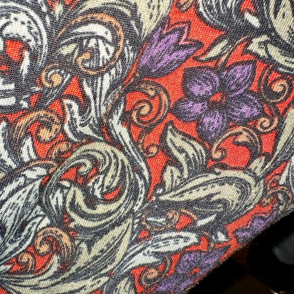 95% rayon, 5% spandex
3/4 sleeve, pattern, and grey sleeves - Picture 3 of 4